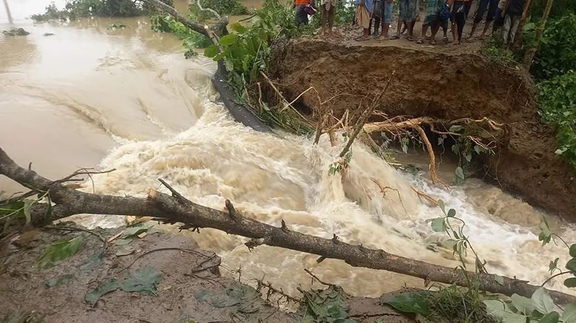 ফেনীর মুহুরী নদীর বাঁধ ভেঙে ৬ গ্রাম প্লাবিত